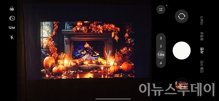 엡손 EF-61의 스크린 화면을 촬영한 휴대폰 카메라 화면. [사진=김진영 기자]