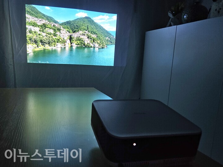 커튼에 영상을 재생 중인 엡손 EF-61. [사진=김진영 기자]