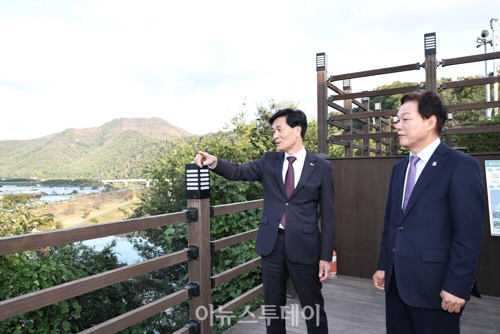 박완수 경남도지사(사진 오른쪽), 용두산 도시생태복원사업지 방문 [사진=경상남도]