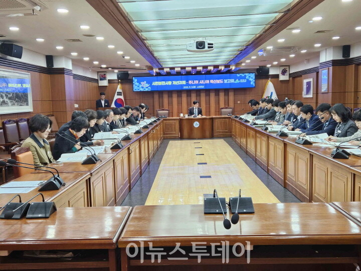 안병구 밀양시장이 2025년 3분기 시민불편사항 개선과제 및 주니어 시니어 혁신보드 아이디어 보고회를 주재하고 있다.[사진=밀양시]