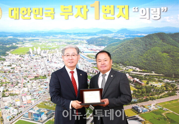 강철석 의령군자율방범연합대 회장(우측)[사진=의령군]