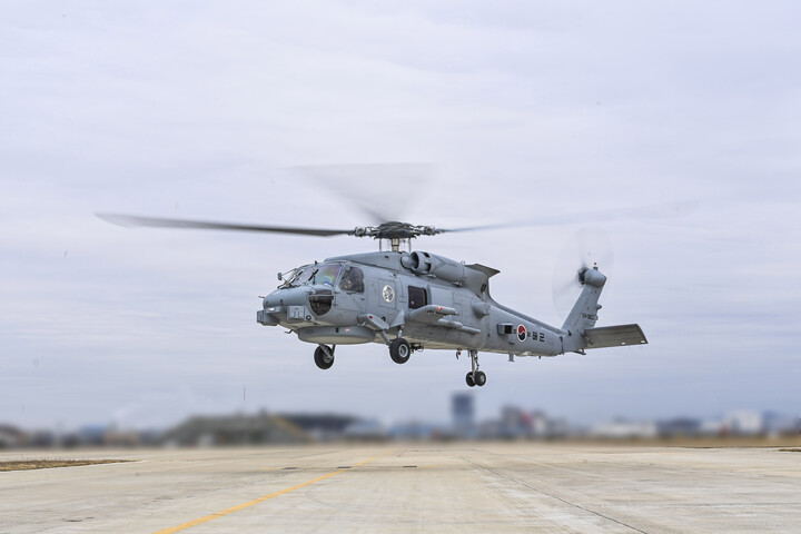 해군이 도입한 MH-60R 시호크 해상작전헬기. [사진=해군]