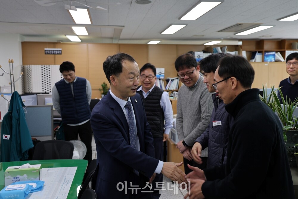 도청 직원들과 인사를 나누는 유명현 본부장(사진 왼쪽) [사진=경상남도]