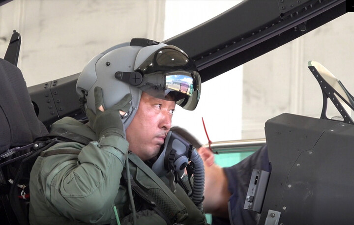 헬멧장착디스플레이를 착용하는 KF-21 조종사. [사진=방위사업청]