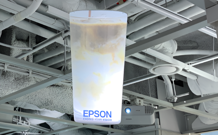 엡손 프로젝터로 투사한 커피 잔 이미지. [사진=한국엡손]