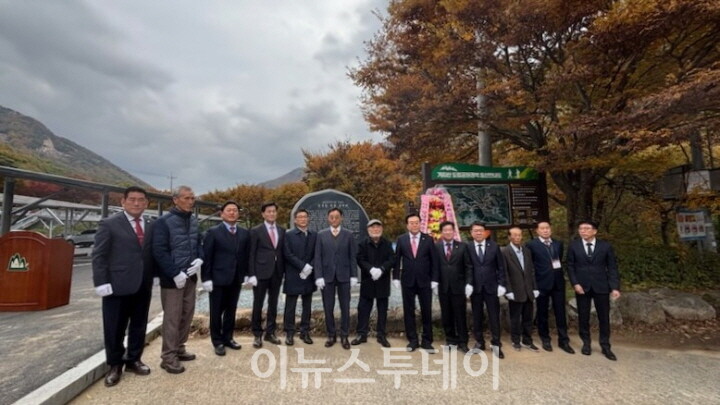 밀양시 산내면 얼음골 공영주차장에 열린 김문섭 선생 공덕비 제막식에서 내빈들이 기념 촬영을 하고 있다.[사진=밀양시]