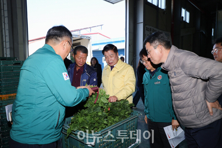 이상근 고성군수, 시금치 경매 현장 방문[사진=고성군]