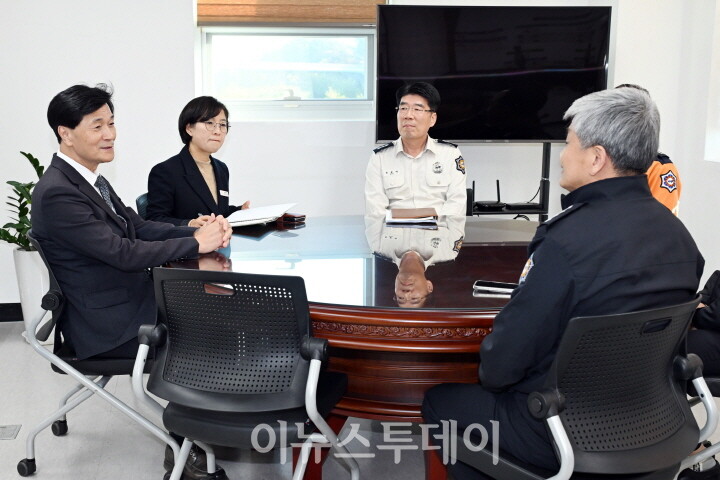 안병구 밀양시장이 11일 밀양소방서를 방문해 소방대원들을 격려하고 지역 안전 강화 방안을 논의하고 있다.[사진=밀양시]