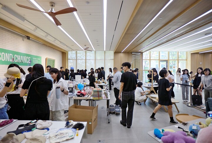 퍼시스그룹 임직원들이 지난 9월 진행한 사내 플리마켓 행사 '세컨드 찬스(SECOND CHANCE)' 현장에서 기부 물품을 살펴보고 있다. [사진=퍼시스그룹]