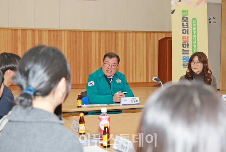 이승화 산청군수와 청소년운영위원회의 간담회[사진=산청군]
