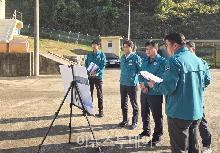 심상철 창녕 부군수가 창녕읍 노단이 정수장 현장을 방문해 현장 점검을 하고 있다.[사진=창녕군]