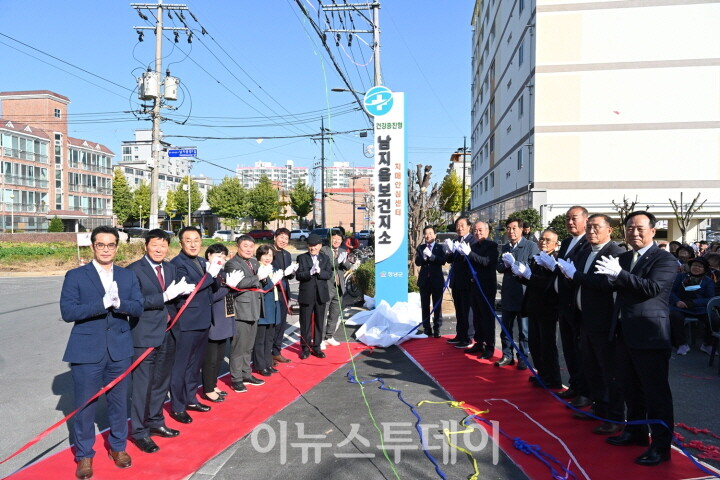 성낙인 창녕군수와 참석 내빈들이 커팅식을 진행 중이다. [사진=창녕군]