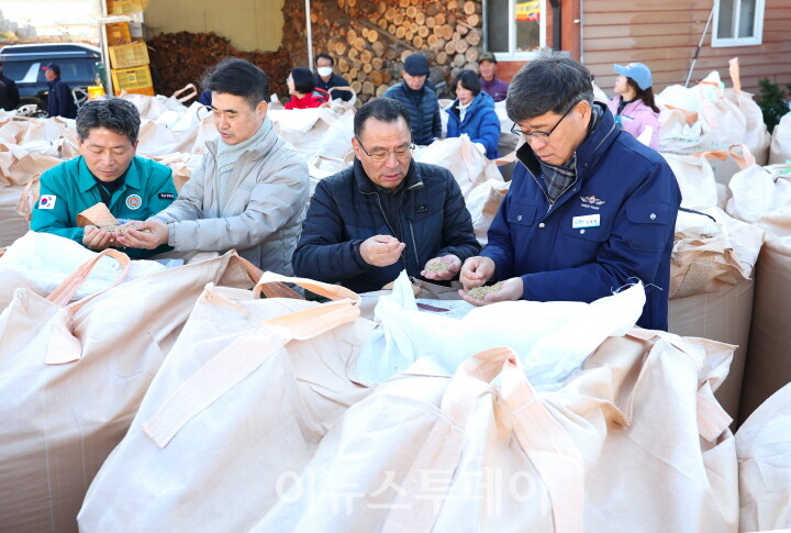 벼 수매 현장을 방문한 진병영 군수[사진=함양군]