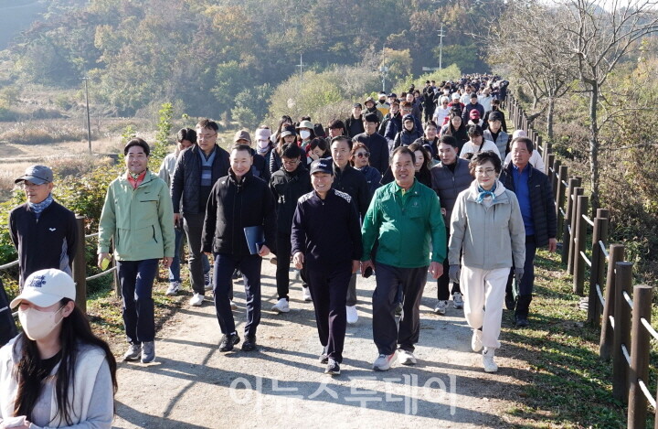 성낙인 창녕군수가 제16회 우포늪생명길 걷기대회 행사에서 주요 내빈들과 함께 걷고 있다.[사진=창녕군]