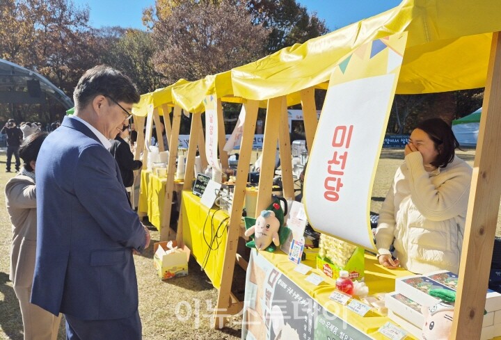 진병영 군수, ‘청년 창업의 꿈, 청춘마켓’ 현장 방문[사진=함양군]