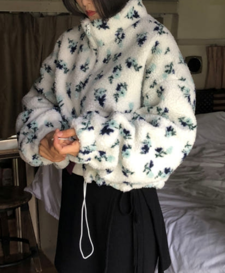 만다린트리의 ‘카멜리아 하이넥 크롭 누빔 후리스’.[사진=만다린트리]