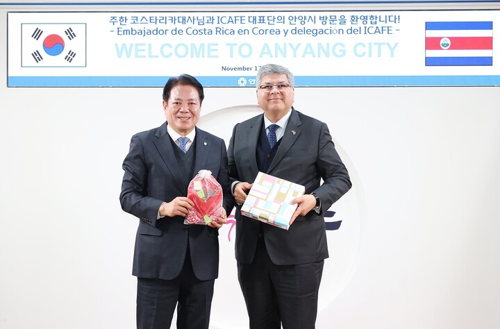 호르헤 발레리오 주한 코스타리카 대사를 만난 최대호 시장 [사진=안양시]