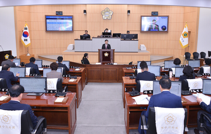 정기명 여수시장은 지난 18일 제252회 시의회 본회의장에서 2026년도 예산안 제출에 따른 시정연설을 통해 내년도 시정 운영 방향을 밝혔다. [사진=여수시]