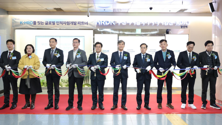 부산교통공사와 한국산업인력공단이 18일 부산2호선 광안역 지하 1층 메트로라운지 광안과 디지털시험센터에서 ‘부산디지털국가자격시험센터 개소식’을 열었다.(왼쪽에서 첫 번째 한국산업인력공단 윤완섭 부산남부지사장, 네 번째부터 김준휘 부산지방고용노동청장, 한국산업인력공단 천학기 능력평가이사, 부산교통공사 이병진 사장) [사진=부산교통공사 제공]