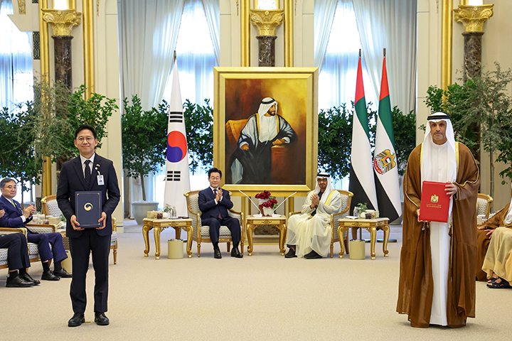 배경훈 부총리 겸 과학기술정보통신부 장관과 아랍에미리트(UAE) 칼둔 아부다비 행정청장이 18일(현지시간) 아부다비 대통령궁에서 이재명 대통령과 무함마드 빈 자이드 알 나흐얀 UAE 대통령이 참석한 가운데 전략적 AI 협력 프레임워크 MOU를 체결한 뒤 기념촬영을 하고 있다. [사진