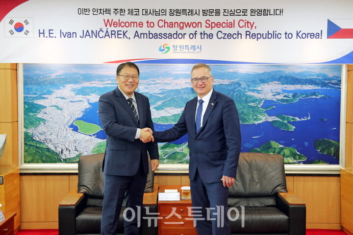 왼쪽부터 장금용 창원특례시장 권한대행, 이반 얀차렉 주한 체코 대사[사진=창원특례시]