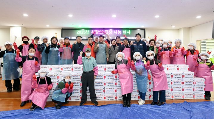 차준택 구청장, 부평4동 지역사회보장협의체의 ‘사랑의 김장 나눔’ 행사에 참여해 주민들과 김치를 버무리며 취약계층을 위한 겨울나기 지원에 힘을 보태고 있다.[사진=부평구]