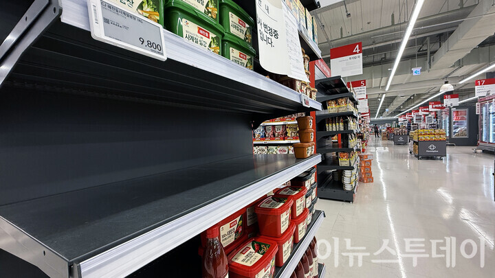 지난 3월 서울시 홈플러스 매장 내의 매대가 비어있다. [사진=이뉴스투데이 DB]