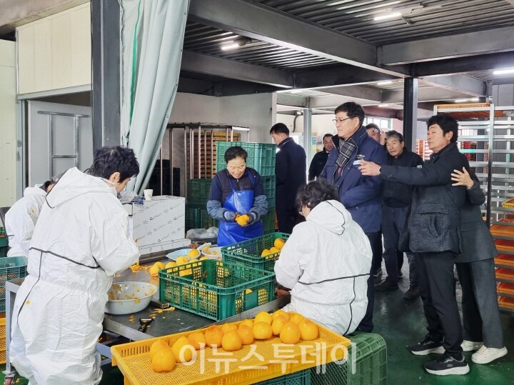 진병영 함양군수, 서하곶감 생산농가 방문[사진=함양군]