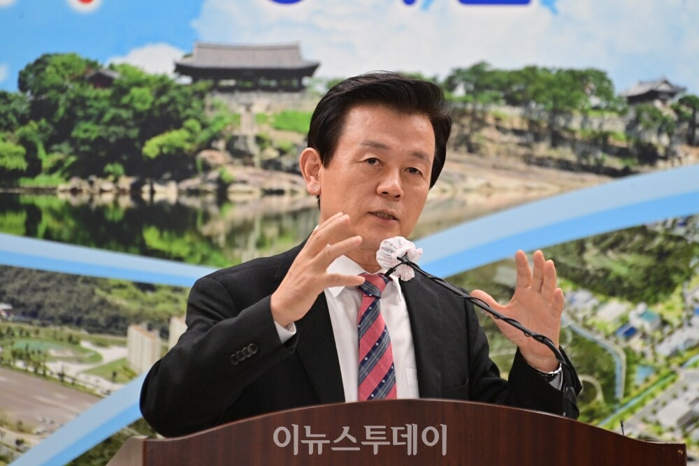 시정연설 이후 기자들과 질의응답을 주고 받는 조규일 시장 [사진=진주시]