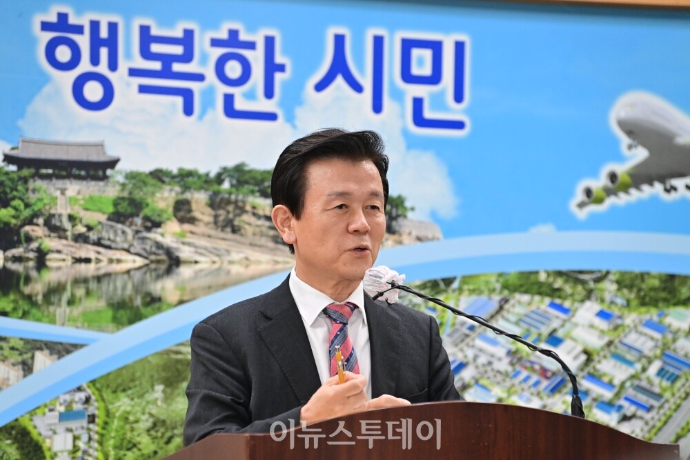 2026년 예산안 관련 질의응답을 주고 받는 조규일 시장 [사진=진주시]
