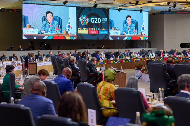 이재명 대통령이 22일(현지 시각) 남아프리카공화국 나스렉 엑스포센터에서 열린 주요 20개국(G20) 정상회의 제1세션에서 발언하고 있다. [사진=연합뉴스]