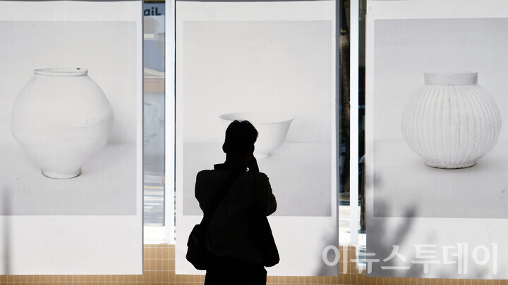서울 용산구 ‘후지필름 하우스 오브 포토그래피’에서 한 방문객이 매장에 전시된 구본창 작가의 ‘백자 시리즈’ 사진을 촬영하고 있다. [사진=이뉴스투데이DB]