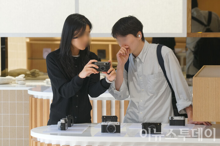 한 방문객이 관계자에게 제품 설명을 듣고 있다. [사진=이뉴스투데이DB]