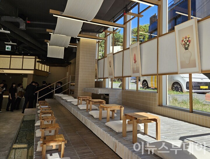 포토북이나 강의를 들을 수 있게 마련된 라운지 공간. [사진=김진영 기자]