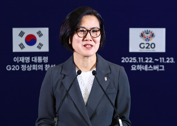 오현주 국가안보실 제3차장이 23일(현지 시각) 남아프리카공화국 요하네스버그의 한 호텔에 마련된 한국 취재단 기자실에서 G20 정상회의 관련 브리핑을 하고 있다. [사진=연합뉴스]