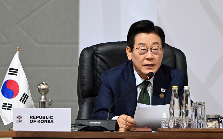 레젭 타입 에르도안 대통령이재명 대통령이 23일(현지 시각) 남아프리카공화국 요하네스버그 나스렉 엑스포센터에서 열린 주요 20개국(G20) 정상회의 제3세션에서 발언하고 있다. [사진=연합뉴스]