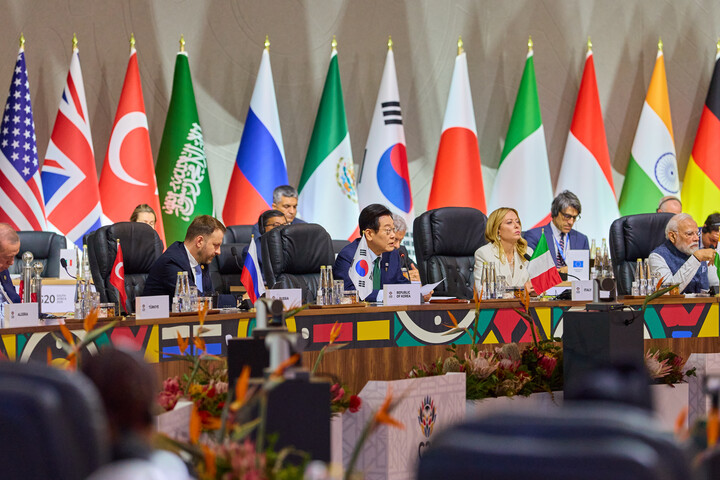 이재명 대통령이 23일(현지 시각) 남아프리카공화국 요하네스버그 나스렉 엑스포센터에서 열린 주요 20개국(G20) 정상회의 제3세션에서 발언하고 있다.(왼쪽부터) 레젭 타입 에르도안 튀르키예 대통령, 막심 오레쉬킨 러시아 대통령실 부비서실장, 이재명 대통령, 조르지아 멜로니 이탈리아 총리, 나렌드라 모디 인도 총리. [사진=연합뉴스]