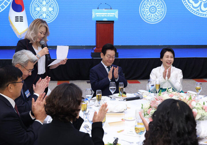 이재명 대통령과 김혜경 여사가 23일(현지 시각) 남아프리카공화국 요하네스버그 샌튼 컨벤션센터에서 열린 동포 오찬간담회에서 박수를 치고 있다. [사진=연합뉴스]