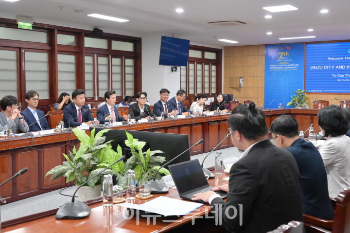 조규일 진주시장이 껀터대학교를 방문해 기업 협력을 논의하고 있다.[사진=진주시]