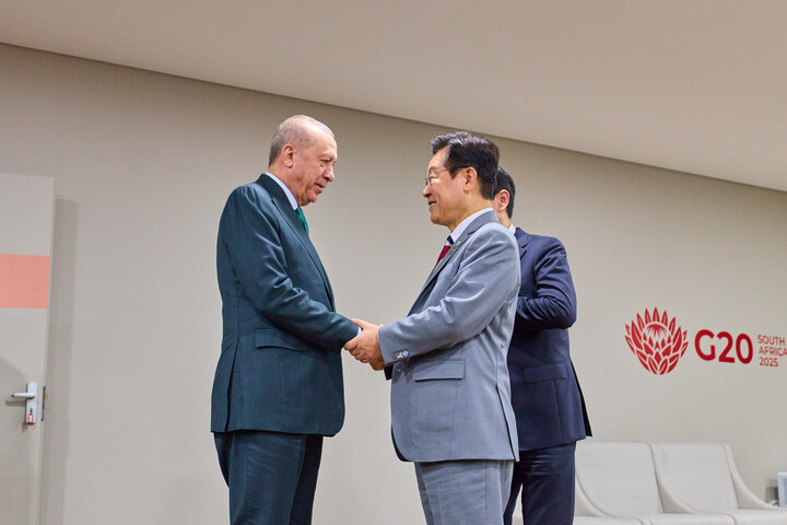 이재명 대통령이 22일(현지 시각) 주요 20개국(G20) 정상회의가 열리는 남아프리카공화국 나스렉 엑스포센터에서 열린 한-믹타 정상회동에서 레제프 타이이프 에르도안 튀르키예 대통령과 인사하고 있다. [사진=연합뉴스]