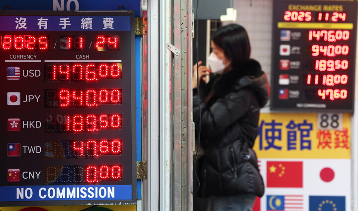 원·달러 환율이 1.5원 오른 1477.1원으로 집계된 24일 서울 중구 명동의 사설 환전소에서 외국인 관광객들이 환전하고 있다. [사진=연합]