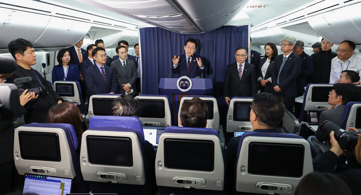이재명 대통령이 23일(현지 시각) G20 정상회의 일정을 마치고 남아프리카공화국에서 다음 방문지인 튀르키예로 향하는 공군 1호기에서 순방 기내 기자간담회를 하고 있다. [사진=연합뉴스]