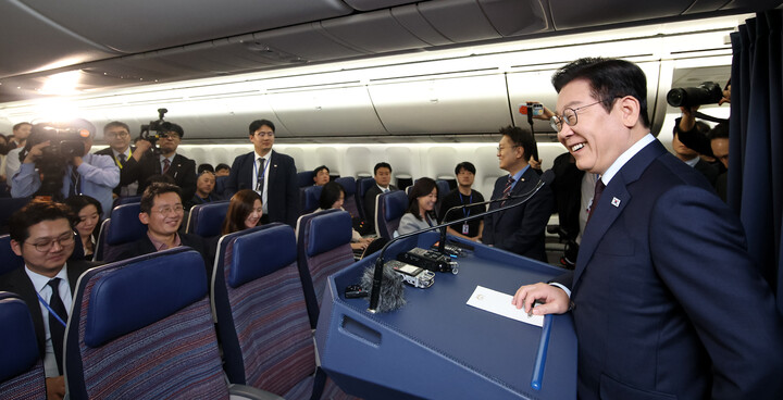 령이 23일(현지 시각) G20 정상회의 일정을 마치고 남아프리카공화국에서 다음 방문지인 튀르키예로 향하는 공군 1호기에서 순방 기내 기자간담회를 하고 있다. [사진=연합뉴스]