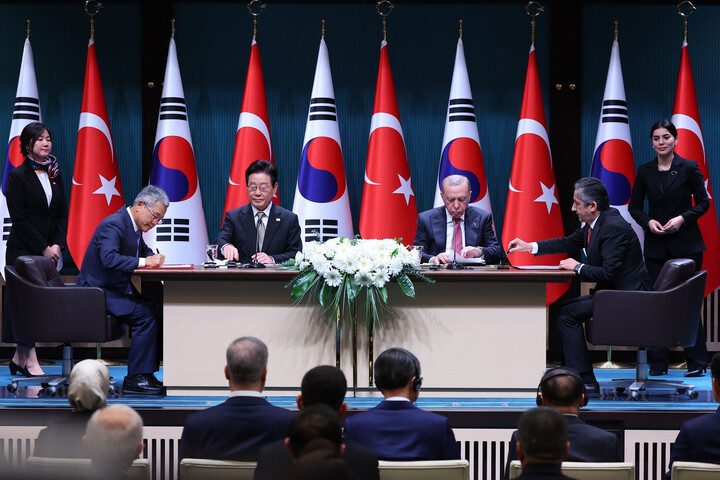 김동철 한국전력공사 사장과 네자티 야마츠 튀르키예 원자력공사 사장이 24일(현지 시각) 튀르키예 앙카라 대통령궁에서 이재명 대통령과 레젭 타잎 에르도안 튀르키예 대통령이 참석한 가운데 원자력 에너지 협력에 관한 MOU를 체결하고 있다. [사진=연합뉴스]