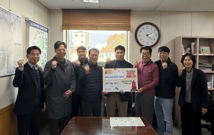 은평구는 11월 20일 서울시마을버스운송조합 은평지부와 김치 300kg 전달식을 가졌다. [사진=은평구]