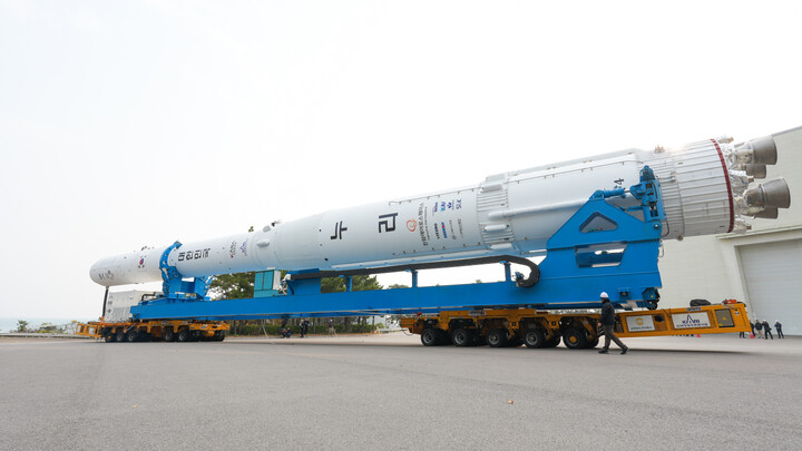 25일 오전 9시 전라남도 고흥 나로우주센터에서 누리호가 발사대로의 이송을 위해 발사체체조립동을 나오고 있다. [사진=우주항공청]