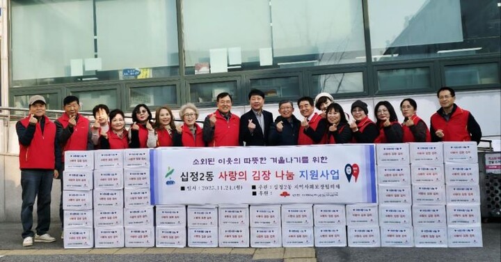 차준택 구청장(가운데), 십정2동 지역사회보장협의체의 따듯한 이웃사랑을 응원하며 기념촬영. [사진=부평구]