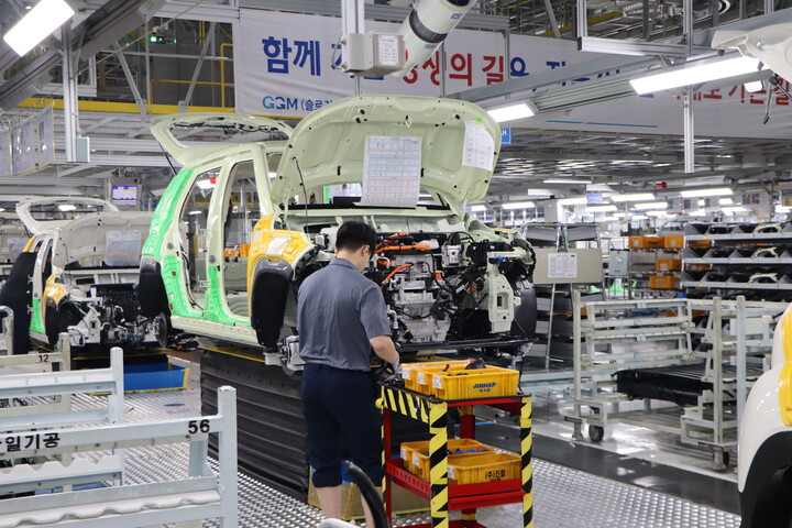 완성차 제조업체에서 부품을 조립하는 모습. [사진=이뉴스투데이 DB]