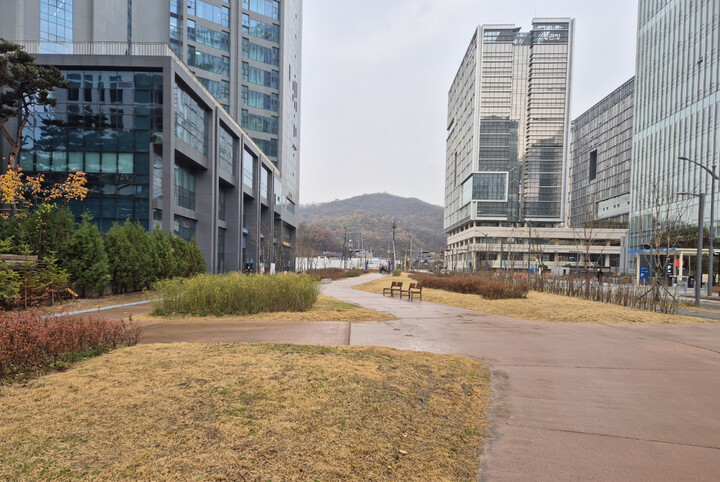 광역상수도 매설 유휴부지를 활용한 산책로와 생활쉼터 [사진=과천시]