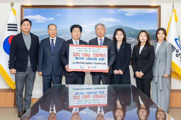 윤환 구청장(가운데), 대한전문건설협회 인천시회로부터  취약계층 지원을 위한 김치 150박스를 전달받고 감사의 마음을 전하며 기념촬영. [사진=계양구]